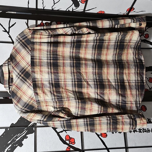 Under Armour Cream and Black Casual Button Down Shirt Large - Picture 7 of 7